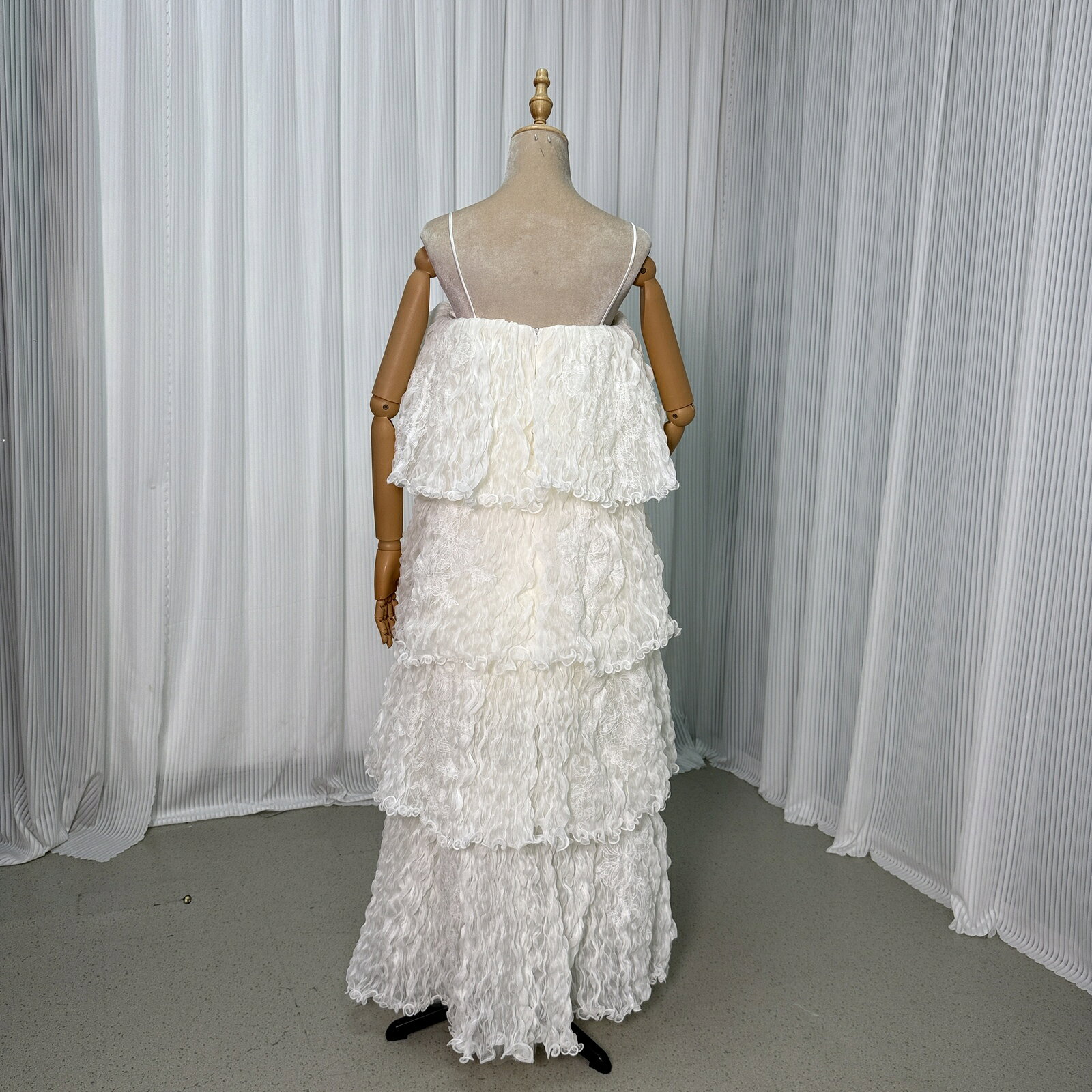 ウェディングドレス 柔らかく重ねたチュールスカート 流れる透け花レース キャミソール ロング アイボリー 花嫁