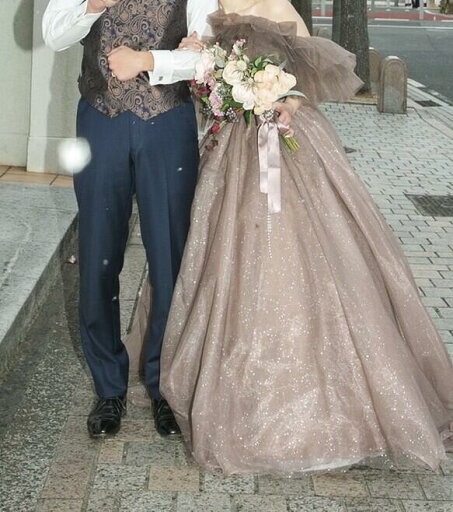 実例写真!カラードレス ブラウン オフショルダー キラキラグリッターチュール ベルト 編み上げ 結婚式 トレーン 実例写真!カラードレス ブラウン オフショルダー キラキラグリッターチュール ベルト 編み上げ 結婚式 トレーン