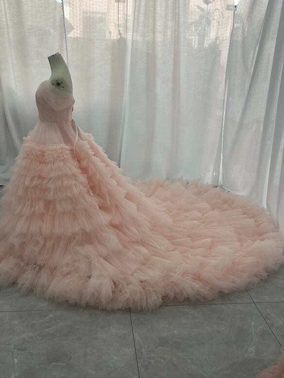 ピンク カラードレス 韓国風ドレス　チュールドレス　もこもこフリルドレス　ボリュームドレスボリューミー華やかなトレーン