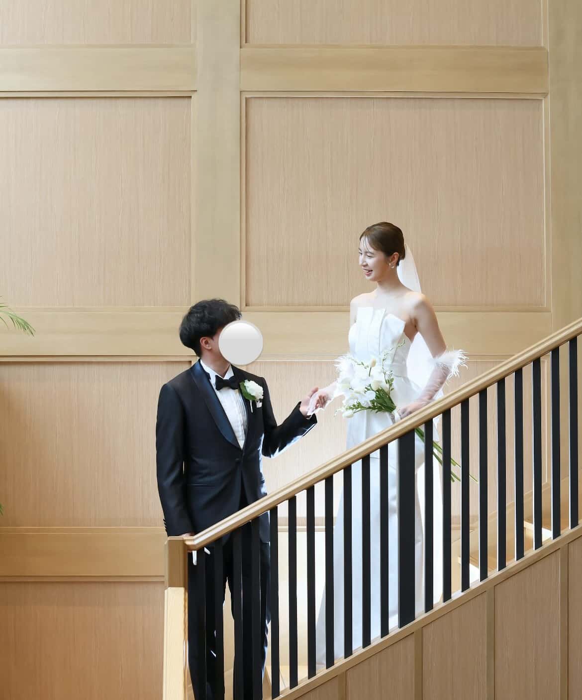 実例写真！ウエディングドレス フィット感 立体プリーツ マーメイドライン ベアトップ 光沢サテン 結婚式