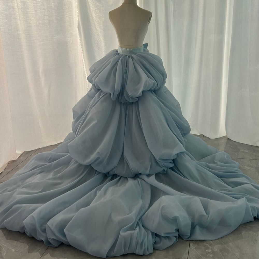 オーバースカート 水色 ラッフルフリル ティアードのドレス 華やかなトレーン 結婚式 前撮り カラードレス