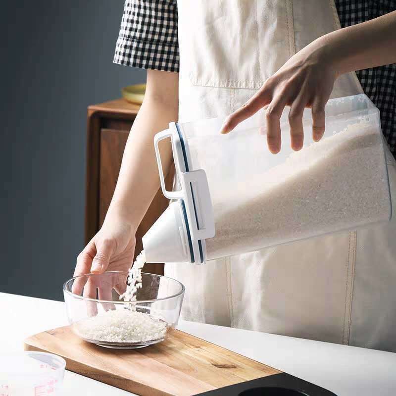 【 】フードストッカー 2.5L 保存容器 餌収納 計量カップ付 目盛り付き シンプル 密閉 大容量 防湿 乾燥 食品級PP材質 無毒無味 保存容器 密閉容器 透明ストッカー 持ち運びやすい 貯蔵タンク 密閉ペットフードストッカー 保存ケース 犬 猫餌 猫用犬用 ペット用品