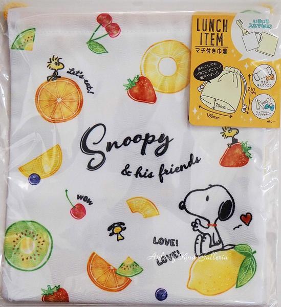 楽天Aplenty Kind Galleria【 SNOOPY グッズ 】 スヌーピー マチ付き巾着 フルーツ柄/ 白色 （黄色 紐）　NO.92623 Peanuts ランチグッズ 給食 布巾入れ おにぎり入れ ミニ ランチケース袋 コップ入れ 入園 入学準備 Lunch ピーナッツキャラクターズ 果物柄 いちご【3cmメール便OK】