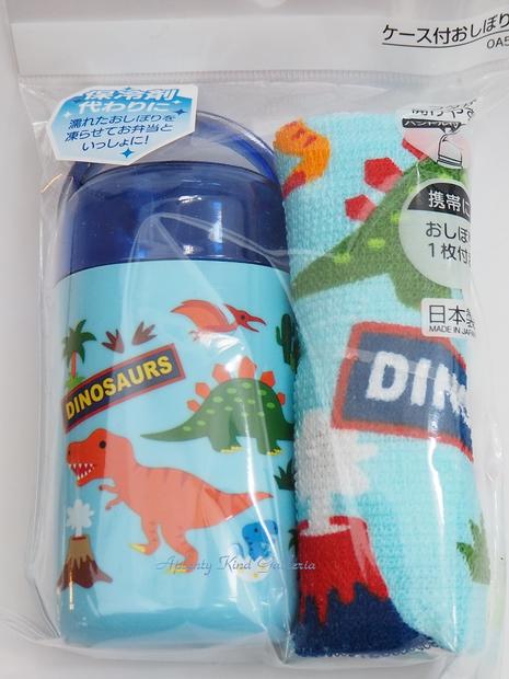 【新入学グッズ】ディノサウルス/DINOSAURS　ケース付きおしぼり　OA5-446689 ★恐竜柄のおしぼりケースセット/おてふき恐竜デザインのランチグッズご入園ご入学準備グッズきょうりゅうデザイングッズダイナソー★【3cmメール便不可】