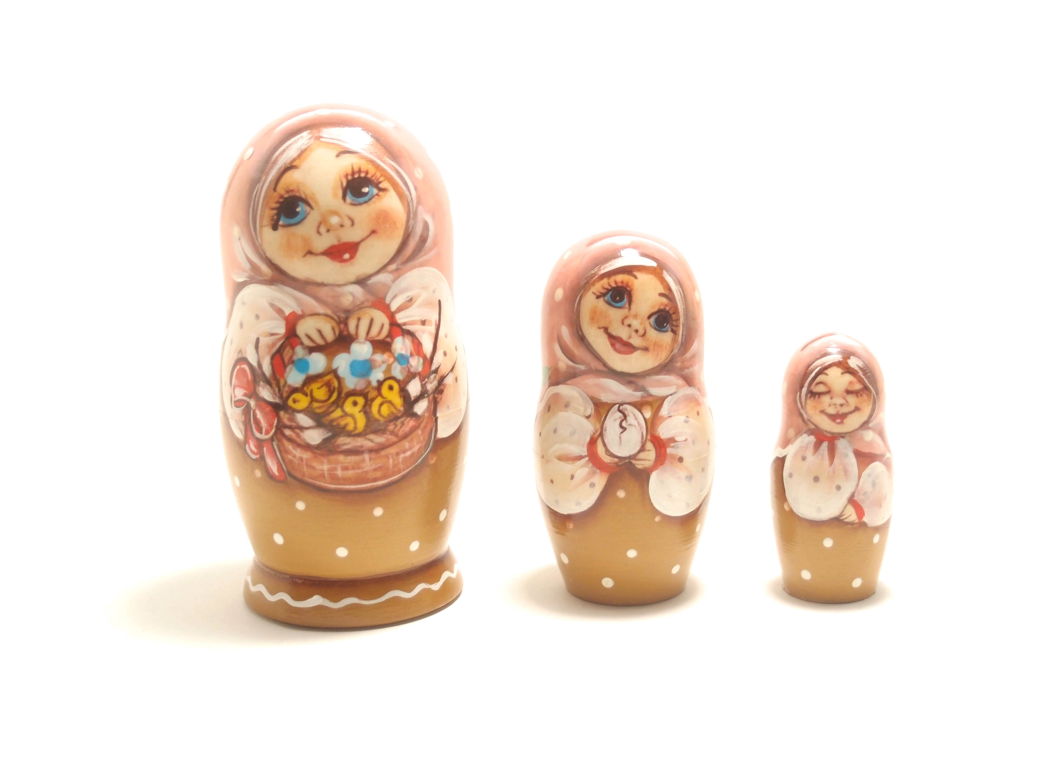 マトリョーシカ 3個組 11cm ピンク頭巾（パスハ） [ロシア製]