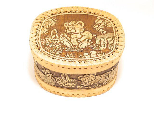 ベレスタ | 白樺の皮 | シベリアの工芸品 小箱 蓋付き 大きなサイズ 15cm × 13cm × 9cm 「くま・苺・キノコ」 [ロシア製]