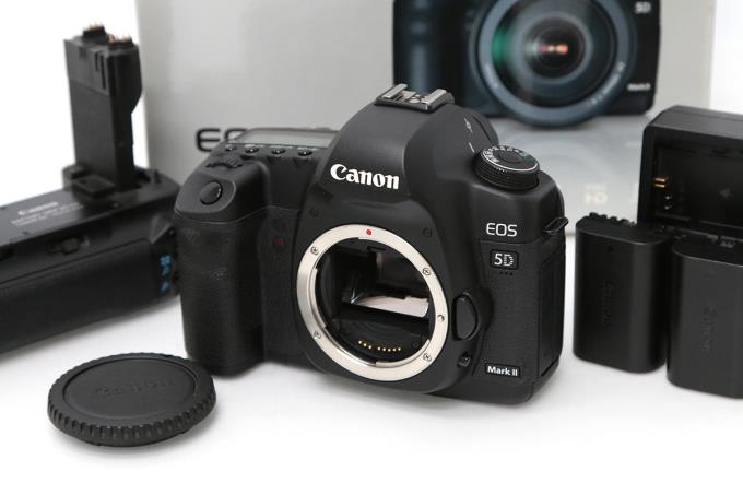 【中古】【美品】 キヤノン デジタル一眼レフカメラ EOS 5D Mark II ボディ シャッター回数 約4500回以下 バッテリーグリップ・純正バッテリー2個付 S1283-2C1