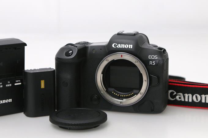 【中古】【極美品】 キヤノン ミラーレスカメラ EOS R5 ボディ N039-2P1