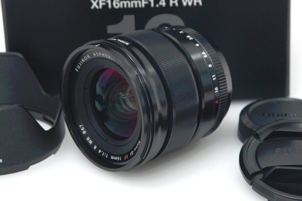 ■商品名 富士フイルム フジノンレンズ XF16mmF1.4 R WR ■状態 極美品 ■シリアル 68A00013 ■付属品 フロントキャップ リアキャップ フード ソフトクロス 説明書 元箱 ■動作 オートフォーカス：問題なし 絞りリング/レバー：問題なし MF操作：問題なし ■外観・内部 レンズ面 前玉：問題なし レンズ面 後玉：問題なし カビ/くもり/チリ：問題なし 鏡胴：良好 リング部：良好 マウント部：良好 フィルター枠：良好 ■コメント ・中古品のため、表面のわずかな擦れやレンズ内部の微量なホコリなどはご容赦ください。 ・一部、レンズフィルター・互換品などが付属している場合がございますが、サービス品の為品質の保証はいたしかねます。 ・一部メーカー保証書が付属している商品がありますが、中古品のためメーカー保証有効の有無はわかりかねます。