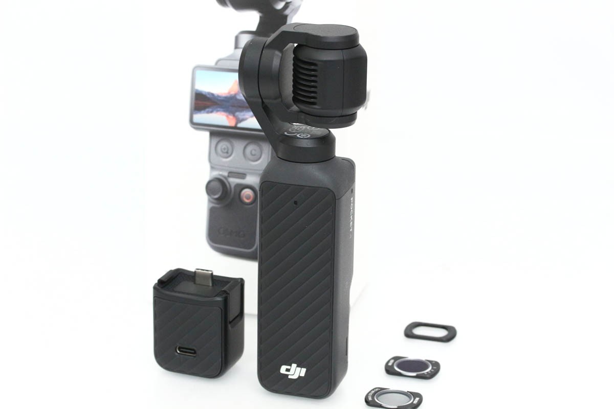■商品名 DJI OSMO POCKET 4 エッセンシャルコンボ ■状態 美品 [外観] わずかなスレや小傷はありますが、中古品としてきれいな状態です。 [光学] わずかな微細チリのみでくもりやカビなど無くきれいな状態です。 [動作] 基本動作に異常は無く動作良好です。 [シャッター数] 不明 ■付属品 USB-C ? USB-C PDケーブル（USB 3.1） Osmo Pocket 4 ハンドル（1/4インチねじ穴付き） ※付属品について 上記、主要な付属品を記載しております。 画像にあるものが全てとなりますので、詳細は商品写真よりご確認ください。 ■コメント ・状態良好な商品ですが、中古品のためわずかな使用感や機器内部の微量なホコリなどはご容赦ください。 ・シャッター数は汎用ソフトでの確認となり、実数を保証するものではありません。 ・動作チェック等によりシャッター数が増える可能性がございます。 ・一部、テスト用電池・互換品などが付属している場合がございますが、サービス品の為品質の保証はいたし兼ねます。 ・一部メーカー保証書が付属している商品がございますが、中古品のためメーカー保証有効の有無はわかりかねます。
