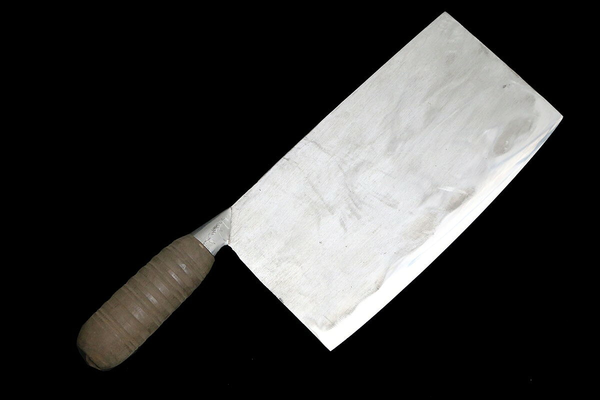 ■商品名 中華包丁 210mm 鍔付き柄 ■状態 並品 ■詳細 刃渡り：約 212 mm (切先からアゴまで) 刃の幅：約 106 mm (刃元周辺) 刃の厚さ：約 4 mm (刃元部峰側) 重量：約 481 g ・当店の主観による採寸となります。多少の誤差はご容赦ください。 ■付属品 ・画像にあるものが全てです。 ■外観 ・切先に僅かな欠けがございます。 ・刃先に細かな刃こぼれが見て取れます。 ・刀身に錆・よごれ・擦れ傷・研ぎ跡・脂跡などの傷みがございます。 ・口金によごれ・擦れ傷などが見られます。 ・ハンドルによごれ・シミ・擦れ傷などが見受けられます。> ・中古品の為、その他の傷みもご容赦ください。