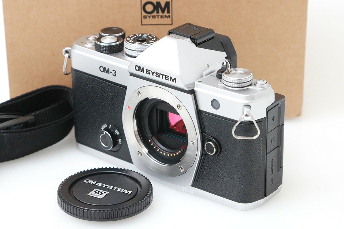 ■商品名 OM SYSTEM OM-3 ボディ ■状態 美品 [外観] わずかなスレや小傷はありますが、中古品としてきれいな状態です。 [光学] ファインダーやイメージセンサーに異常は無くきれいな状態です。 [動作] 基本動作に異常は無く動作良好です。 [シャッター数] 3926回 ■付属品 バッテリー：純正品「BLX-1」1個 USBケーブル ストラップ シューキャップ 説明書 元箱 ※付属品について 上記、主要な付属品を記載しております。 画像にあるものが全てとなりますので、詳細は商品写真よりご確認ください。 ■コメント ・検品時にセンサー清掃を行っておりますが撮影時、出荷時に微細なホコリ等が混入する場合がございます。 ・状態良好な商品ですが、中古品のためわずかな使用感や機器内部の微量なホコリなどはご容赦ください。 ・シャッター数は汎用ソフトでの確認となり、実数を保証するものではありません。 ・動作チェック等によりシャッター数が増える可能性がございます。 ・一部、テスト用電池・互換品などが付属している場合がございますが、サービス品の為品質の保証はいたし兼ねます。 ・一部メーカー保証書が付属している商品がございますが、中古品のためメーカー保証有効の有無はわかりかねます。