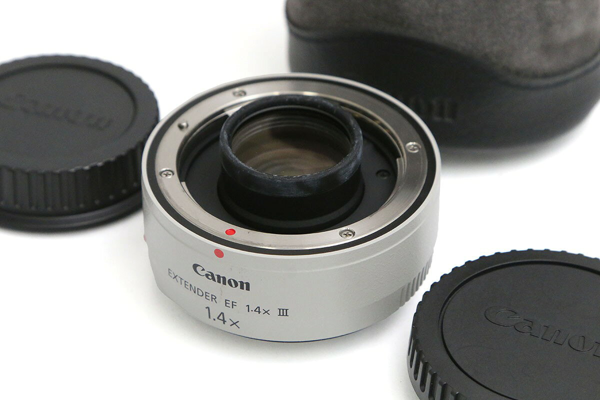 ■商品名 キヤノン EXTENDER EF1.4X III ■状態 美品 [外観] わずかなスレや小傷はありますが、中古品としてきれいな状態です。 [光学] わずかな微細チリのみでくもりやカビなど無くきれいな状態です。 [動作] 基本動作に異常は無く動作良好です。 ■付属品 フロントキャップ リアキャップ ソフトケース ※付属品について 上記、主要な付属品を記載しております。 画像にあるものが全てとなりますので、詳細は商品写真よりご確認ください。 ■コメント ・状態良好な商品ですが、中古品のためわずかな使用感や機器内部の微量なホコリなどはご容赦ください。 ・一部、テスト用電池・互換品などが付属している場合がございますが、サービス品の為品質の保証はいたし兼ねます。 ・一部メーカー保証書が付属している商品がございますが、中古品のためメーカー保証有効の有無はわかりかねます。