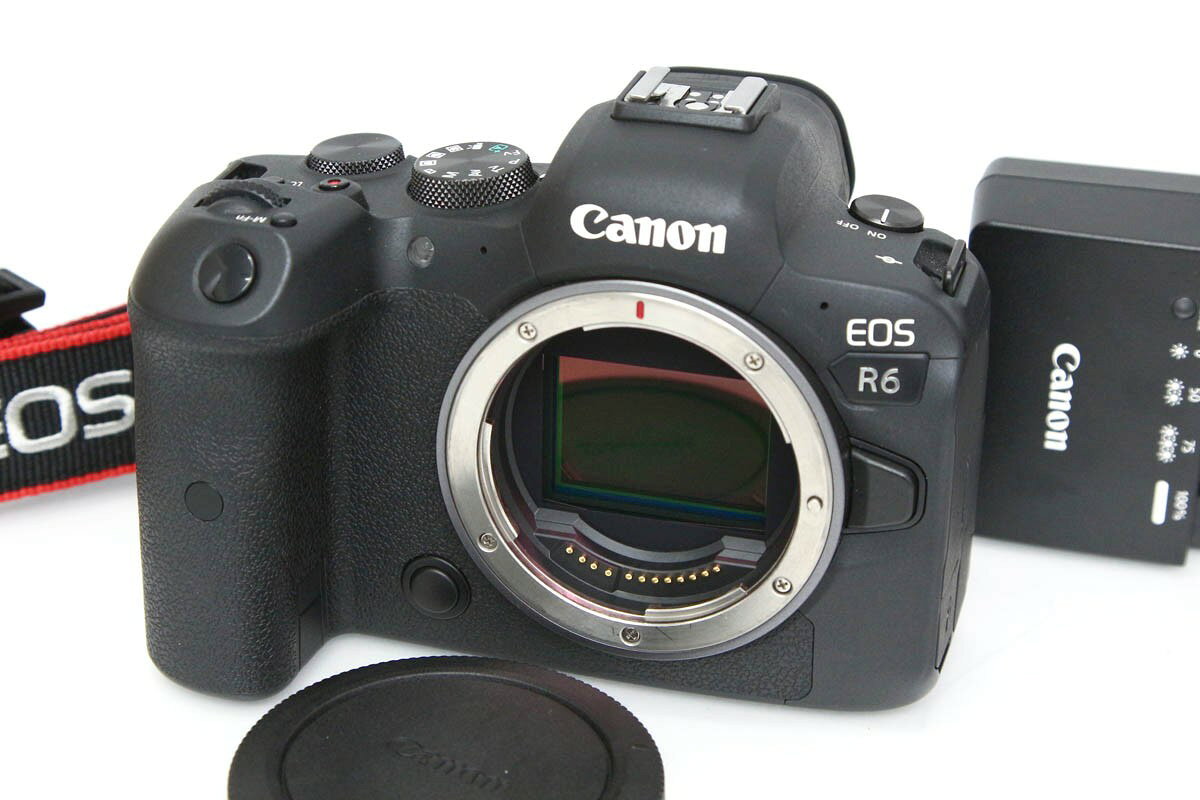 ■商品名 キヤノン EOS R6 ボディ ■状態 並品 [外観] 全体的に使用に伴うスレや傷があります。 [光学] ファインダーやイメージセンサーに異常は無くきれいな状態です。 [動作] 基本動作に異常は無く動作良好です。 メインダイヤル飛びが発生しております。 [シャッター数] 129,954回 スタッフコメント 比較的きれいな状態です。 ■付属品 バッテリー：互換品 1個 充電器 ストラップ ボディキャップ ※付属品について 上記、主要な付属品を記載しております。 画像にあるものが全てとなりますので、詳細は商品写真よりご確認ください。 ■コメント ・中古品のため機器内部に微量なホコリなど混入していることがございます。ご了承ください。 ・シャッター数は汎用ソフトでの確認となり、実数を保証するものではありません。 ・動作チェック等によりシャッター数が増える可能性がございます。 ・一部、テスト用電池・互換品などが付属している場合がございますが、サービス品の為品質の保証はいたし兼ねます。 ・一部メーカー保証書が付属している商品がございますが、中古品のためメーカー保証有効の有無はわかりかねます。 ・検品時にセンサー清掃を行っておりますが撮影時、出荷時に微細なホコリ等が混入する場合がございます。