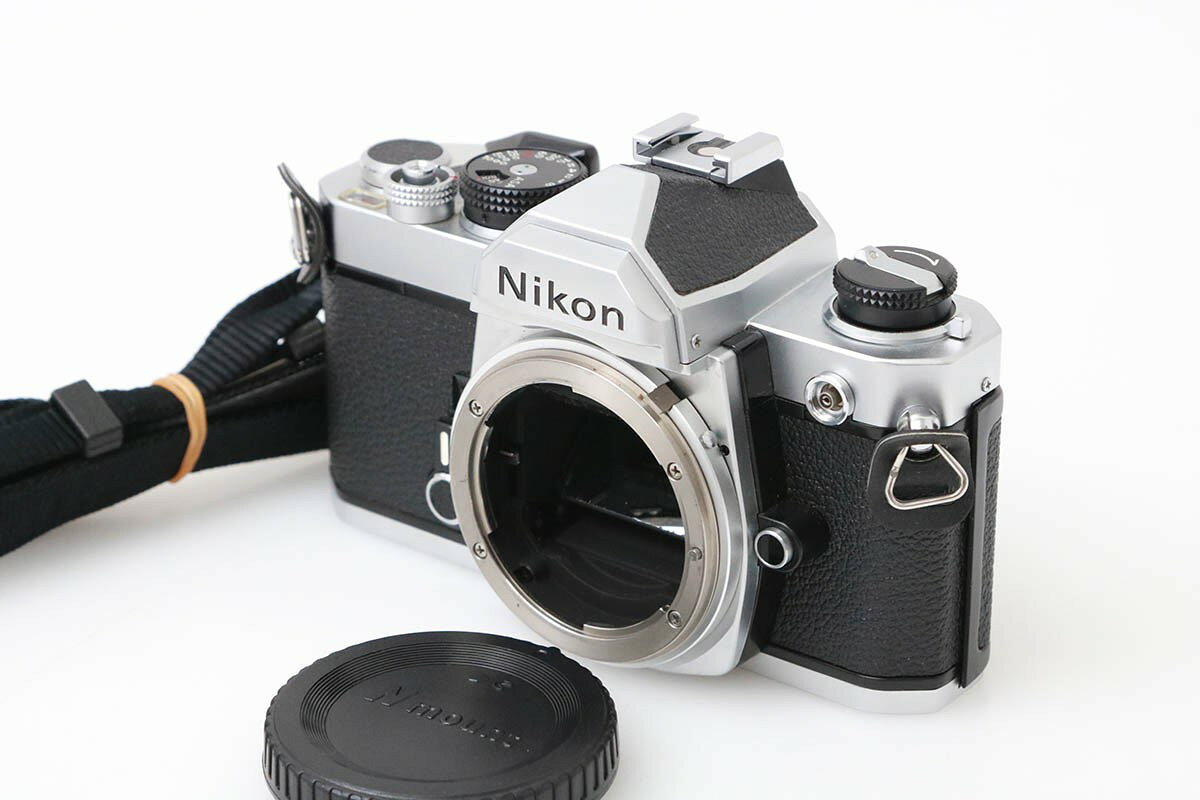 ■商品名 ニコン FM ボディ シルバー ■状態 ジャンク品 ■付属品 ボディキャップ ストラップ ストラップ留め具2個 アイピース その他 ※付属品について 上記、主要な付属品を記載しております。 画像にあるものが全てとなりますので、詳細は商品写真よりご確認ください。 ■動作 フィルム巻き上げ：問題なし シャッタースピード：問題なし 露出計：作動せず セルフタイマー：問題なし ダイヤル・レバー類：問題なし ファインダー内表示：問題なし その他：シャッター表示切り替わらず ■外観・内部 上部：問題なし 底部：問題なし 正面：問題なし 背面：問題なし グリップ：問題なし ファインダー：問題なし ミラー：問題なし シャッター部：問題なし マウント部：問題なし その他：モルトプレーン劣化 レンズはヘリコイド油切れ ■コメント ・中古品のため、表面のわずかな擦れやファインダー内部の微量なホコリなどはご容赦ください。 ・一部、互換品などが付属している場合がございますが、サービス品の為品質の保証はいたしかねます。