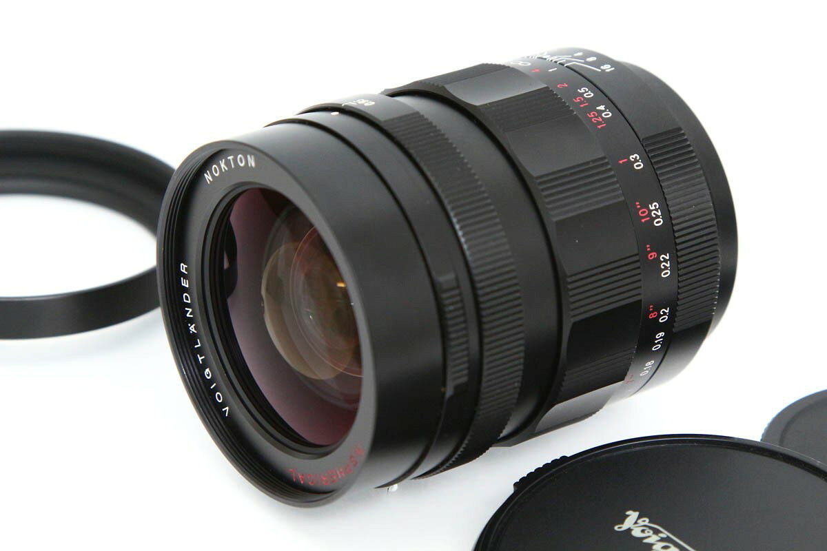■商品名 コシナ フォクトレンダー NOKTON 17.5mm F0.95 ■状態 美品 [外観] わずかなスレや小傷はありますが、中古品としてきれいな状態です。 [光学] わずかな微細チリのみでくもりやカビなど無くきれいな状態です。 [動作] 基本動作に異常は無く動作良好です。 ■付属品 フロントキャップ リアキャップ フード ※付属品について 上記、主要な付属品を記載しております。 画像にあるものが全てとなりますので、詳細は商品写真よりご確認ください。 ■コメント ・状態良好な商品ですが、中古品のためわずかな使用感や機器内部の微量なホコリなどはご容赦ください。 ・一部、テスト用電池・互換品などが付属している場合がございますが、サービス品の為品質の保証はいたし兼ねます。 ・一部メーカー保証書が付属している商品がございますが、中古品のためメーカー保証有効の有無はわかりかねます。