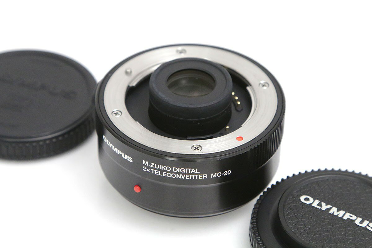 ■商品名 オリンパス M.ZUIKO DIGITAL 2x Teleconverter MC-20 ■状態 良品 [外観] 概ねきれいな状態ですが、一部スレや傷があります。 [光学] チリの混入はありますがくもりやカビなどは無く実用的な状態です。 [動作] 基本動作に異常は無く動作良好です。 スタッフコメント 使用に伴うスレ・キズはありますが、作動は良好です。 ■付属品 フロントキャップ リアキャップ ※付属品について 上記、主要な付属品を記載しております。 画像にあるものが全てとなりますので、詳細は商品写真よりご確認ください。 ■コメント ・中古品のため機器内部に微量なホコリなど混入していることがございます。ご了承ください。 ・一部、テスト用電池・互換品などが付属している場合がございますが、サービス品の為品質の保証はいたし兼ねます。 ・一部メーカー保証書が付属している商品がございますが、中古品のためメーカー保証有効の有無はわかりかねます。