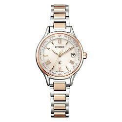 ◆女性の肌を美しく見せる色「サクラピンクR」を使い、ミニマル＆エレガントを基調にデザインした新モデルが登場。◆光発電エコ・ドライブやハッピーフライト機能が、働く女性のパートナーになります。◆「Bloom」をテーマにデザイン。ありのままで前を向いて歩いていけば、きっと自分らしい花が咲く。そんな想いを込めました。◆「 サクラピンクR」とプラチナ配合の「エターナルプラチナ」のツートーンカラーが加わり、ベーシックな仕上がりになっています。◆華奢で繊細なケースラインにすっきりエレガントなワイドオープンの文字板、やさしい印象のオリジナルフォントを採用。きりっとした表情の植え字を使い、女性が持つしなやかな強さを表現しています。◆都市表記には、持ち主の願いが花ひらくようにと想いを込め「BLOOM」の隠し文字、 4時と5時の間（TYO）には桜の花びらをあしらっています。駆動方式光発電 3年（パワーセーブ作動時）電波自動修正機能有り表示方式アナログケーススーパーチタニウムガラス球面サファイアガラス（無反射コーティング）バンド素材スーパーチタニウム精度精度±15秒／月（非受信時）ナチュライト有りパワーセービング機能有り仕様1防水性能 5気圧防水仕様2厚み8.5mm　横幅28.0mm仕様3パーペチュアルカレンダー日中米欧電波受信前を向く女性を応援する、シチズン クロスシー。