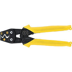 ■電気工事士技能試験推奨工具です。■屋内配線用電線接続工具JIS C9711適合品です。■安全、確実の品質で圧着作業ができます。■耐久性連続試験回数3万5千回合格です。■適正な圧着ができるまでダイスが開かない成形確認機構を内蔵しています。■手のひらサイズのミニタイプです。■圧着マークがくっきり鮮明です。■端子仮押さえ機能付です。【用途】・E型リングスリーブの圧着に。【仕様】・全長（mm）： 181・圧着端子： E型リングスリーブ小（1.6mm×2）、小、中・圧着端子（［［MM2］］）リングスリーブ用： 小、中【材質／仕上】・本体： スチール・グリップ： エラストマー樹脂電気工事士技能試験推奨工具です。