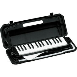 32鍵盤のメロディーピアノ（鍵盤ハーモニカ）です。【付属品】・専用ABSケース（48x17x6 cm（脚除く）約0.7kg）・専用ホース・専用吹き口・ネームシール・お手入れクロス仕様1■重量： 約0.5kg■寸法： 42（L） x 10.5（w） x 3.5（D）cm※黒鍵・脚除く32鍵盤のメロディーピアノ（鍵盤ハーモニカ）です。