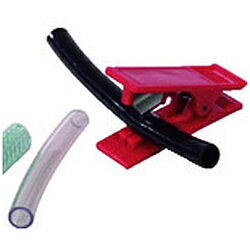 ■下部のV字と上部のV字の刃でスムーズに切断できます。【仕様】・切断能力（mm）： 18・幅（mm）： 81・奥行（mm）： 26・高さ（mm）： 26（折りたたみ時）【材質／仕上】・切断刃： ステンレス・本体： 樹脂下部のV字と上部のV字の刃でスムーズに切断できます。