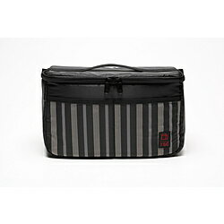 デザインと機能性にこだわったおしゃれなボックスタイプのカメラポーチ（Lサイズ）。■ハンドル付きなのでポーチのみでカメラの持ち運びができます。■製品の表面には小物用のポケットが4つ付いてます。■カメラ本体と替えレンズが直接ぶつからないよう、取り外しができる仕切りが1枚付いてます。デザインと機能性にこだわったおしゃれなボックスタイプのカメラポーチ（Lサイズ）。