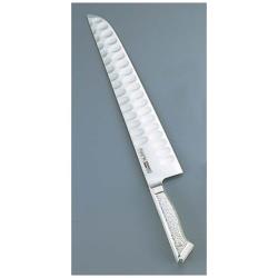 グレステンのTMタイプ「カービングナイフ」■刃渡りサイズは33cm■440Aをベースとしたグレステン鋼・サブゼロ処理 （超低温処理）をはじめ、何段階にもわたる特殊熱処理を行っています・耐蝕性、耐磨耗性、耐熱・耐寒性、靭性（強度）、硬度の安定性（HRC58～59度）、切れ味の持続性など、品質を徹底追求して高度な機能を実現【グレステンのタイプ別特徴】（刃部について）・Wタイプ：側面加工なし　くぼみ加工がなく、平らな形です。軟質まな板（木・プラスチック）用の包丁。身離れの良さはTタイプに劣ります。くぼみがない分、若干重さがあるので、洋出刃はWタイプがおすすめです。・Tタイプ：側面にくぼみあり　刃の側面にくぼみがあります。くぼみに空気が入るため切断面の抵抗が減り、切り身の刃離れがよく、切れ味が軽くなります。軟質まな板（木・プラスチック）用の包丁。デザインと機能性を備え、人気があるタイプです。・Gタイプ：側面にくぼみあり、刃先に凸凹あり　硬質まな板（ステンレスまな板）でもご使用いただけるように開発された、刃先に凸凹のある独特なタイプの包丁。押し切りや引き切りが効果的で、スライサーにはおすすめですが、その他の包丁はTタイプ・Wタイプが一般的です。（柄部について）・Kタイプ：積層強化木ツバ付ハンドル　ツバをつけることで付け根の強度が増し丈夫で、汚れもたまりにくい仕様です。握った時に刀身との重さのバランスが取れるような柄のつくりになっています。・Mタイプ：ステンレスハンドル　一体型ハンドルなので衛生面に優れています（ツバあり）。 握った時に刀身との重さのバランスが取れるような柄のつくりになっています。・SOタイプ：積層強化木ツバなしハンドル　ブレードは、Kタイプ・Mタイプと同じものです。お手入れの際は刃の付け根に汚れを残さないようにしっかり洗浄が必要です。※包丁のタイプによって取り扱いがないものもあります。ご了承ください。グレステンTMタイプカービングナイフは、特殊熱処理を施したグレステン鋼と、衛生的で耐久性のある18-8ステンレスハンドルが特徴。抜群の切れ味と軽い使い心地で、快適な調理をサポートします。