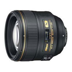 ■焦点距離 85mm、開放F値 1.4の高画質・高性能の大口径中望遠単焦点レンズ 開放F値 1.4と円形絞り（9枚羽根）の採用で、明るく美しいボケ味の表現が可能。 至近距離から無限遠まで高い描写性能を発揮し、特にポートレート撮影に適しています。 さらに室内での撮影や夜景撮影などにも最適です。 ◆最新の大口径単焦点、FXフォーマットセンサーの性能を最大限に発揮する新規光学設計のNIKKORレンズ ◆ゴーストやフレアーに対し、高い低減効果を発揮する「ナノクリスタルコート」を採用 ◆静粛なAFを可能にする超音波モーター（SWM = Silent Wave Motor）を搭載 ◆「M/A」（マニュアル優先オート）と「M」（マニュアル）の2つのフォーカスモードを搭載 ◆改良された新しいMF駆動機構によりMFタイムラグを減少させ、「M/A」モード時のマニュアルフォーカスの操作感を向上 ◆全長変化のないインナーフォーカス方式を採用 ◆ニコンFXフォーマットデジタル一眼レフカメラ対応最大径×全長約86.5mm（最大径）×84mm（レンズマウント基準面からレンズ先端まで）フィルター径77mm本体重量約595g画角28度30分（DXフォーマットカメラ装着時： 18度50分）レンズ構成9群10枚（ナノクリスタルコート）最小絞りF16絞り羽根枚数9枚（円形絞り）焦点距離85mm最短撮影距離0.85m最大撮影倍率0.12倍付属品77mmスプリング式レンズキャップLC-77、裏ぶた、バヨネットフードHB-55、ソフトケースCL-1118仕様1【測光方式】開放測光仕様2【ピント合わせ】IF（ニコン内焦）方式、超音波モーターによるオートフォーカス、マニュアルフォーカス可能仕様3【撮影距離情報】カメラへの撮影距離情報を出力可能焦点距離85mm、開放F値1.4の明るくきれいなボケ味と優れた解像力を両立した大口径中望遠単焦点レンズです。