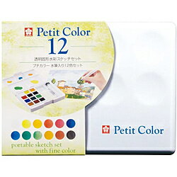 プチカラー水筆入り12色セット●コンパクトなのに本格派！これ一つで手軽にどこでもスケッチできる●筆洗不要の水筆入り／右、左、手前の3方向にセットできるパレット付き●フタ裏にポストカードなどがセットできるのでイーゼルのように使える●手で持ってスケッチしやすい指かけリング付きプチカラー水筆入りには、12色、18色、24色、30色、36色、48色セットのバリエーションがございます！（12色については、商品の仕様が下記掲載分とは異なります）1.本体の右、左、手前の3方向にセットできるパレット付き2.フタ裏にポストカードなどがセットできるのでイーゼルのようにお使いいただけます。3.手で持ってスケッチしやすい指かけリング付4.筆洗不要の水筆入り■セット内容：透明固形水彩絵の具36色・水筆スタンダードサイズ（中）・パレット・スポンジ・説明書本体：縦　90mm本体：横　120mm本体：高さ　25mm本体：重量　135gコンパクトなのに本格派！これ一つで手軽にどこでもスケッチできる筆洗不要の水筆入り／右、左、手前の3方向にセットできるパレット付き手で持ってスケッチしやすい指かけリング付き