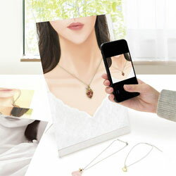 モデルフォトで「映え」写真をカンタン撮影！着画作成キット・ネックレス用作品が引き立つ美しいデコルテライン！■8パターンのモデルフォトとA4サイズの専用フォトスタンドが付いたセットです。■モデルフォトを使えば、自撮りやモデルさんに頼まなくても、簡単に本物のようなフィッティング画像が撮れます。■パッケージの位置合わせシートを使えば、ネックレスを綺麗に飾るための位置が簡単にわかります！■肖像権フリーなので、スマホで撮ってそのままSNSにアップできます！反射しづらい特殊紙を使用しています。※無断でアクセサリー撮影以外の用途でお使いにならないでください。複製しての再配布は禁止しております。仕様1【入り数】8種各1枚袋入仕様2【サイズ】モデルフォト-縦297mm×横210mm、紙厚-0.24mm、フォトスタンド-縦297mm×幅210mm×奥行105mm仕様3肖像権フリーなのでSNSにもアップできます。8パターンのモデルフォトとA4サイズの専用フォトスタンドが付いたセット