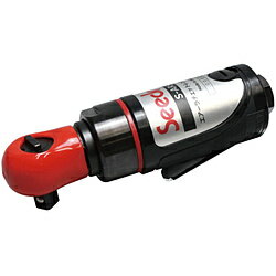 ●ショートタイプのエアーラチェットです●ショートタイプのエアーラチェットです●世界最小クラスの全長128mm（インレット含まず）●メーカー比で通常のエアーラチェットレンチの全長から約20％縮小に成功。エアーモーター自体は小型化せず実現していますので、トルク・回転数などのスペックダウンは有りません●全長を短くしたことで、エンジンルームやトランク、ダッシュボード内など狭く奥まった場所でより能力を発揮します。■品番：S-ARS3■全長（インレットを含まず）：128mmショートタイプのエアーラチェットです