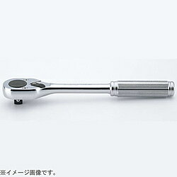 ●「Ko-ken」はソケットレンチの専門メーカーとして再良質の工具を常に追求し、ユーザーニーズに応えています。●ラチェットハンドル本体でツメを支える構造の為、ツメが倒れたりスプリングが外れたりする事がありません。左右の切り替えもスパッと確実に出来ます。また、大きな負荷をかけても応力はツメに対し垂直な方向でかかりますので、ツメと本体の全体でギヤを支える事が出来ます。●爪の先端を2段にし、従来のシングルタイプより約30％のトルクアップを果たしております。■品番：3749N■D(mm)：34■T(mm)：24.8■H(mm)：14.1■L(mm)：200■重量(g)：340■仕様：ソドーシステム/2段爪/24歯「Ko-ken」はソケットレンチの専門メーカーとして再良質の工具を常に追求し、ユーザーニーズに応えています。