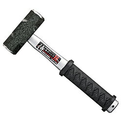 日本刀をイメージした樹脂グリップとPP柄の2重成形ハンドルは軽くて強靭、スベリを防ぎ、打撃時の衝撃も大幅に軽減します。PP柄+樹脂グリップの2重成形ハンドルは軽くて強靭です。柄のガタツキもなくスベリを防ぎ、打撃時の衝撃も大幅に軽減します。仕様●口径： 45mm●頭部長さ： 118mm●全長： 300mm材質●機械構造用炭素鋼S53C●ポリプロピレン日本刀をイメージした樹脂グリップとPP柄の2重成形ハンドルは軽くて強靭、スベリを防ぎ、打撃時の衝撃も大幅に軽減します。