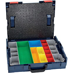 ■エルボックスシステムの工具箱を連結することが可能です。■現場に応じて必要なものだけを持ち運ぶことが可能です。■必要な場面で迅速に必要なものを取り出すことができます。■コンパクトに、まとめて収納することができます。■安全に、楽に持ち運ぶことができます。■めったなことでは壊れないタフな材質・構造（耐荷重100kg）です。【用途】・電動工具や先端工具、ネジやビスなどの入れ物として。【仕様】・色： ブルー・外形寸法（mm）間口： 442・外形寸法（mm）奥行： 357・外形寸法（mm）高さ： 117・有効内寸（mm）間口： 370・有効内寸（mm）奥行： 310・有効内寸（mm）高さ： 50・内容： L-BOXX102N+2608438026・L-BOXX（エルボックス）システム・本体寸法： 442×117×357mm【材質／仕上】・本体・ハンドル： ABS樹脂・バックル： ポリアミド樹脂・パーツケース： ポリスチレン樹脂【セット内容／付属品】・L-BOXX102・パーツケース・ボックス（L-BOXX102N）・パーツケースセット内容●L-BOXX102●パーツケースエルボックスシステムの工具箱を連結することが可能です。