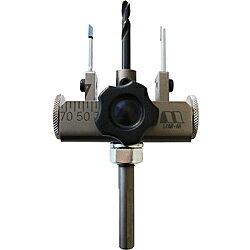 ■穴径25mm～75mmまでの穴あけがこの1台で行えます。■サイズ合わせ工具不要です。■ハンドル2ヶ所締めでしっかり固定するので緩みにくい設計です。■衝撃に強いボディ形状です。■ダウンライト・配管の穴あけに。■壁際、隅への穴あけに。■被削材：サイディング材・構造用合板に。■加工穴径(mm)：25～75■軸径(mm)：10■適合機種：電気ドリル■軸タイプ：三本溝■適合機種：電気ドリル■穴あけ可能深さ：片側28mm・両側56mm■本体：炭素鋼■センタードリル：ハイス鋼■替刃：超硬刃■六角レンチセット内容●六角レンチ穴径25mm～75mmまでの穴あけがこの1台で行えます。