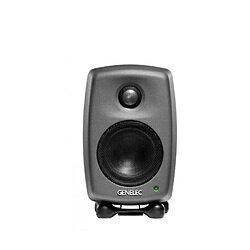 ミックスの必要がある場所ならどこでも、Genelec 8010Aアクティブ・モニターは、コンパクト・サイズ、正確な再現力、パワフルなSPLを組み合わせた機能で活躍します。シンプルさを重視してデザインされた8010Aは、ホテルの客室、中継車、小規模スタジオなどでも快適に使用でき、それぞれの用途に専用のマウント・アクセサリが用意されています。アクティブ・モニターは、バランスXLR入力、3インチ・ウーファー、3/4インチ・ツイーター、クラスDパワーアンプ2基を搭載しています。Genelec ISS（Intelligent Signal Sensing）回路も内蔵されており、システムの停止を自動検出し、環境に優しい省電力スタンバイ・モードに切り替えます。そのロケーションに関係なく、8010Aは最適な旅の伴侶となるでしょう。＊1本単位の販売となります。Genelecの定番8000シリーズの小型パワードモニターです。必要な時に、思い通りの方法で。Genelecならではの精度と信頼性を提供する8010Aは、非常にコンパクトな筐体で持ち運びにも便利なスタジオ・モニターです。＊1本単位の販売となります。