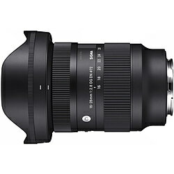 ■大口径F2.8、超広角16mm　高性能コンパクトズームの新たな選択肢16-28mm F2.8 DG DN Contemporaryは、「高性能なコンパクトズーム」をコンセプトに開発された大口径超広角ズームレンズです。超広角16mmをカバー、F2.8通しの明るさながら、最新の光学設計技術によりレンズ構成を最適化、高い光学性能とレンズボディの小型軽量化を大胆に実現しました。超広角レンズが活躍するシーンを考慮して像面湾曲を重点的に補正、周辺まで鮮鋭で高い性能を発揮するよう設計しています。また風景などの撮影シーンを想定し、フロントフィルターの装着を可能にしました。ズーミング時の全長が変わらないインナーズーム採用により、抜群の携行性と安定した操作性をキープ。シビアな軽量化が求められる山岳撮影にも、フットワーク重視の旅行にも最適です。大口径ズームレンズに期待される高精細な描写と、ポケッタブルなサイズ感、そしてユーザビリティのすべてを凝縮しました。大口径超広角ズームレンズを、もっと自由に、軽快に楽しんでいただくために。SIGMAからの新しい提案です。■妥協のない光学性能をコンパクトなボディに格納16-28mm F2.8 DG DN Contemporaryは、妥協のない光学性能を軽量・コンパクトなレンズボディに凝縮した「高性能なコンパクトズーム」として開発。ショートフランジバック、カメラ側の光学補正機能を計算に入れた最新の光学設計によってレンズ構成を最適化、高い光学性能と小型化を両立させました。特に前面の大口径非球面レンズ2枚は、レンズ全体のコンパクト化と高い光学性能の実現に寄与します。蛍石と同じ特性を持つFLDガラスを5枚採用、最適に配置することで、超広角レンズで特に問題となる倍率色収差や軸上色収差を効果的に抑制。超広角レンズが活躍する風景や建築などの撮影では、画面の中心から周辺まで均一でシャープな描写と美しいボケを楽しむことができます。また近接撮影では、F2.8ならではの背景ボケをいかした立体感のある画づくりが可能に。超広角ズームでは画面に太陽が入り込みやすくゴーストやフレアが発生しやすいため設計段階から十分に対策。スーパーマルチレイヤーコート採用で優れた逆光性能を実現しています。■撮影の自由度と表現の可能性をひろげるユーザビリティ16-28mm F2.8 DG DN Contemporaryでは、Φ72mmのフロントフィルターが装着可能です。超広角撮影で多用されるPLフィルターやNDフィルターなどがより使いやすくなります。AFアクチュエータにはステッピングモーターを採用。俊敏で静粛なAFは、静止画はもちろん動画撮影にも最適です。焦点距離を変えても全長は変わらずコンパクトさをキープするインナーズームではほとんど重心移動がないことから、安定性や機動性が求められる手持ち撮影、ジンバルでの撮影、Vlog撮影などで強みを発揮します。インナーズームは、全長102.6mm、最大径77.2mm、質量わずか450g*という、もはやF4クラス並みの小型化にも寄与しています。同じ「F2.8ズームシリーズ」28-70mm F2.8 DG DN Contemporaryと組み合わせると、超広角から中望遠までカバーできて総質量わずか920gの極めてコンパクトなシステムを組むことができます。（※全長、最大径、質量はすべてLマウントの数値です）■直感的な操作と精度の高さを体感できるビルドクオリティ携行性を重視したレンズボディは、軽量なプラスチック製パーツを中心に構成されています。一般に金属パーツに比べ加工精度を保つのが難しいとされるプラスチック製パーツですが、16-28mm F2.8 DG DN Contemporaryではビルドクオリティにも一切妥協はありません。素材にはアルミニウムに近い熱収縮率を持つポリカーボネート「TSC（Thermally Stable Composite）」を適所に採用。金属パーツとの熱収縮による誤差を少なくし、温度変化の大きな環境であっても安定した性能を確保します。単に便利でコンパクトなズームレンズにとどまらず、撮影機材としての操作感と品位においても期待を裏切りません。最大径×全長φ77.2mm×102.6mmフィルター径72mm本体重量450g画角107.0°-75.4°レンズ構成11群16枚（FLD5枚、非球面レンズ4枚）最小絞りF22絞り羽根枚数9枚（円形絞り）焦点距離16-28mm(APS-C換算：24-42mm)最短撮影距離25cm最大撮影倍率1:5.6付属品花形フード（LH756-01）、フロントキャップ（LCF-72 III）、リアキャップ（LCR-SE II）仕様1簡易防塵防滴構造大口径F2.8、超広角16mm高性能コンパクトズームの新たな選択肢