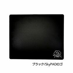 シリーズ最高の滑らかさを誇るフルガラスマウスパッドSkyPAD 3.0 XLは、2017年にデンマークで創業したマウスパッドメーカー、SkyPADの最新フルガラス製マウスパッドです。幅500mm、奥行400mmの特大サイズのガラス表面は、複数回のサンドブラスト処理によってシリーズで最高の滑らかさを実現。布製やプラスチック製マウスパッドでは得られないスピード感とコントロール性を両立しています。エッジ部分はわずか3.7mmの薄さで、腕やケーブルの妨げにならないよう滑らかに処理されています。4隅の薄型ラバーフィートが強力に本体をホールドするため、激しいエイム動作でもブレることなく操作に集中できます。■ハンドメイドから始まった製品開発SkyPADは2017年、Kenneth Skriver（ケネス・スクリバー）が理想のガラス製マウスパッドを求めて自宅の地下室で創業しました。摩耗せず、変化しないマウスパッドを目指してSkyPADシリーズの開発を続け、シリーズ最高の滑らかさと薄さを実現したSkyPAD 3.0 XLが誕生しました。■劣化に強く、手触りの良いフロステッドガラス複数回のサンドブラスト処理によって、かつてない滑らかさを実現しました。マウスが浮いているかのような滑らかさと、的確にマウスを止められるコントロール性を両立しています。■幅50cm×奥行き40cmの特大サイズ長い時間当て続けるようなエイミングが求められる近年のプレイスタイルにも対応するため、大きなストロークでも余裕のある特大サイズで設計されています。エッジ部分は丸く滑らかに加工され、腕やケーブルの動きを妨げません。■汚れに強いフルガラス製ガラス製で水を吸い込まないため、汗などの汚れは拭き取るだけでクリーニングできます。［注意事項］・本製品の保証は販売店での初期不良対応となります。ご使用前に製品をご確認頂き、万一問題がありましたら販売店またはリンクスサポートセンターへご連絡ください。・本製品はガラス製です。強い衝撃が加わると破損する恐れががあるので取り扱う際には十分注意して取扱いをお願いします。・本製品において発生した一切の事故や怪我などの責任を負いかねますことをあらかじめご了承ください。・本製品を設置する前に、必ず設置場所を清掃いただくようお願い致します。傷が付いて、本来の性能が発揮できない原因になります。・お使いのマウスのセンサーが光学式、Blue LED、IR LEDの方式のセンサーの場合、読み取りに支障が来す場合があります。レーザー方式のマウスでご利用いただくようお願いします。・経年劣化に強い特徴がありますが、水、お飲物等、液体を零してしまった際は速やかにふき取るようお願いします。・メンテナンスの際は柔らかい布等でアルコール、ガラスクリーナーを利用して拭いてください。アルカリ性の洗剤を使うとヒビ、割れ、欠けの原因になります。材質表面：フロステッドガラス加工：焼き入れ効果処理、サンドブラスト処理（複数回）表面材質(マウスパッド)ガラス本体サイズ500x400x3.7mm仕様1本体重量：約2.0kgシリーズ最高の滑らかさを誇るフルガラスマウスパッドSkyPAD 3.0 XLは、2017年にデンマークで創業したマウスパッドメーカー、SkyPADの最新フルガラス製マウスパッドです。幅500mm、奥行400mmの特大サイズのガラス表面は、複数回のサンドブラスト処理によってシリーズで最高の滑らかさを実現。布製やプラスチック製マウスパッドでは得られないスピード感とコントロール性を両立しています。