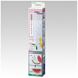 ■アイロンでかんたんアップリケ！■アイロン、熱接着両面シートを使ったアップリケやセルティックキルトのモチーフ作りなどに便利なマットです。■マットの素材がシリコーンゴムとグラスファイバーで耐熱性があるので、マット上でアイロンがかけられます。■熱に強いので、グルーガンを使う際の作業用マットとしても使えます。■「熱接着両面シート」のように熱に溶ける接着剤を使用すると、接着剤（糊）が溶けた面がマットに接着されず、手で簡単にはがすことができます。■その特性を活かし、あらかじめ「熱接着両面シート」を貼った布のパーツを重ねてレイアウトすることで、切り絵のように簡単にアップリケのモチーフを作ることができます。■マットは滑りにくい素材なので、作業台の上でマットが滑らず、マットの下に敷いた図案も滑りません。■マットの上に置いた布のパーツも滑りにくく、マットの下に敷いた図案が透けて見えるので、レイアウトや配色チェックに便利です。■マットに残った糸くずなどが取れにくい場合は、粘着テープなどで簡単に除去できます。■台所用の中性洗剤を使って水洗いもOKです。■熱に溶ける接着剤を使用する際にアイロンを保護するための「フッ素樹脂シート」もセットされています。■マットとシートは丸めて収納でき、持ち運びにも便利です。　マット： 230℃ / アイロン保護シート： 260℃仕様1素材： マット： シリコーンゴム、ガラス繊維 アイロン保護シート： フッ素樹脂、ガラス繊維仕様2内容量： アップリケマット1枚、アイロン保護シート1枚仕様3規格・サイズ： アップリケマット： 42X29.5cアイロンでかんたんアップリケ！