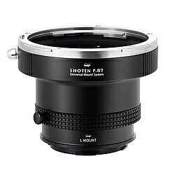 SHOTEN UMSシリーズ 中判レンズ対応マウントアダプターSHOTENのUMSシリーズは、マウント交換システムを採用した新しい発想のマウントアダプターです。ボディ側の専用マウントパーツを交換することで、アダプターを様々なカメラに装着できるようになるため、カメラを新調したり、マウントの異なる複数のカメラを使用する場合でも、高額なアダプターを追加購入することなく機材を有効活用できます。■専用マウントパーツ5種を追加可能（別売）ソニーEマウント / ニコンZマウント / キヤノンRFマウント / 富士フイルムGマウント / Lマウント■特長・マウントパーツを交換することで、各メーカーのミラーレス機に装着可能・マウントパーツを接続する中間マウント（Uマウント）部は、ガタつきなく高い剛性感で接続可能。・アダプター内部は艶消し塗装を施し、内面反射を大幅に抑制・レンズ側に高耐久・高剛性のステンレス製マウントパーツを採用し、高い精度で取り付け可能。・三脚座付き（アルカスイス互換規格）■仕様・対応レンズマウント：ペンタックス67・対応カメラマウント：Lマウント■マウントアダプター共通の注意事項・必ずしもすべての互換性を保証するものではありません。・レンズの個体差、経年変化や損傷による形状の変化等、状態によっては使用できない場合があります。レンズの装着につきましては、お客様ご自身の責任でご使用ください。・生産ロットによりマウントアダプターの仕様・デザインが写真と異なる場合があります。SHOTENのUMSシリーズは、マウント交換システムを採用した新しい発想のマウントアダプターです。ボディ側の専用マウントパーツを交換することで、アダプターを様々なカメラに装着できるようになるため、カメラを新調したり、マウントの異なる複数のカメラを使用する場合でも、高額なアダプターを追加購入することなく機材を有効活用できます。