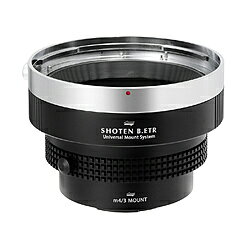 SHOTEN（ショウテン）UMSシリーズ B.ETR-m43-U は、ブロニカETRマウントレンズをマイクロフォーサーズマウントのカメラで使用するためのマウントアダプターです。■特長●マウントパーツを交換することで、各メーカーのミラーレス機に装着可能●マウントパーツを接続する中間マウント（Uマウント）部は、ガタつきなく高い剛性感で接続可能。●アダプター内部は艶消し塗装を施し、内面反射を大幅に抑制●レンズ側に高耐久・高剛性の真鍮製マウントパーツを採用し、高い精度で取り付け可能●三脚座付き（アルカスイス互換規格）■本体を2分割構造とした新しい発想UMSマウントアダプターは、本体を2分割構造とし、ボディ側マウントパーツを交換できる新しい発想の製品です。■さらなる拡張性。カメラボディを選べる自由ボディ側の専用マウントパーツを交換することで、アダプターを様々なカメラに装着できるようになるため、カメラを新調したり、マウントの異なる複数のカメラを使用したい場合でも、新たにマウントアダプターを用意する必要がなく、お手持ちの機材を有効活用できます。■備考●ご使用時にはカメラの「メニュー」-「レンズなしレリーズ」を「ON」にしてください。※カメラの機種により「レンズなしレリーズ」の設定階層が違う場合がございます。各カメラの取扱説明書をご覧になり設定を行ってください。■注意事項●装着する機材の個体差・経年変化・損傷による形状の変化等により、装着感（固い、緩い、若干のあそび等）が通常と異なる場合や、装着できない場合があります。●レンズの個体差に対応するため、わずかにオーバーインフになるよう設計する場合があります。実際のピントの位置を確認しながら撮影してください。●必ずしもすべての互換性を保証するものではありません。アダプターは、お客様ご自身の責任でご使用ください。●生産ロットにより、お届けする商品が商品情報と一部異なる場合がございます。ブロニカETRマウントレンズをマイクロフォーサーズマウントのカメラで使用するためのマウントアダプター
