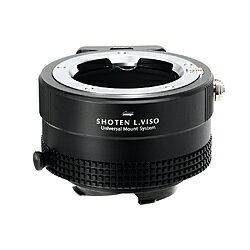 SHOTEN（ショウテン）UMSシリーズ L.VISO-LM-U は、ビゾフレックスマウントレンズをライカMマウントのカメラで使用するためのマウントアダプターです。■特長●マウントパーツを交換することで、各メーカーのミラーレス機に装着可能●マウントパーツを接続する中間マウント（Uマウント）部は、ガタつきなく高い剛性感で接続可能。●アダプター内部は艶消し塗装を施し、内面反射を大幅に抑制●レンズ側に高耐久・高剛性の真鍮製マウントパーツを採用し、高い精度で取り付け可能●三脚座付き（アルカスイス互換規格）■本体を2分割構造とした新しい発想UMSマウントアダプターは、本体を2分割構造とし、ボディ側マウントパーツを交換できる新しい発想の製品です。■さらなる拡張性。カメラボディを選べる自由ボディ側の専用マウントパーツを交換することで、アダプターを様々なカメラに装着できるようになるため、カメラを新調したり、マウントの異なる複数のカメラを使用したい場合でも、新たにマウントアダプターを用意する必要がなく、お手持ちの機材を有効活用できます。■注意事項●距離計連動非対応となります。ピント位置はカメラのモニターで確認してください。●装着する機材の個体差・経年変化・損傷による形状の変化等により、装着感（固い、緩い、若干のあそび等）が通常と異なる場合や、装着できない場合があります。●レンズの個体差に対応するため、わずかにオーバーインフになるよう設計する場合があります。実際のピントの位置を確認しながら撮影してください。●必ずしもすべての互換性を保証するものではありません。アダプターは、お客様ご自身の責任でご使用ください。●生産ロットにより、お届けする商品が商品情報と一部異なる場合がございます。ビゾフレックスマウントレンズをライカMマウントのカメラで使用するためのマウントアダプター