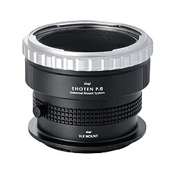 SHOTEN（ショウテン）UMSシリーズ P6-HX-U は、ペンタコンシックス│キエフ60マウントレンズをハッセルブラッドXマウントのカメラで使用するためのマウントアダプターです。■特長●マウントパーツを交換することで、各メーカーのミラーレス機に装着可能●マウントパーツを接続する中間マウント（Uマウント）部は、ガタつきなく高い剛性感で接続可能。●アダプター内部は艶消し塗装を施し、内面反射を大幅に抑制●三脚座付き（アルカスイス互換規格）■本体を2分割構造とした新しい発想UMSマウントアダプターは、本体を2分割構造とし、ボディ側マウントパーツを交換できる新しい発想の製品です。■さらなる拡張性。カメラボディを選べる自由ボディ側の専用マウントパーツを交換することで、アダプターを様々なカメラに装着できるようになるため、カメラを新調したり、マウントの異なる複数のカメラを使用したい場合でも、新たにマウントアダプターを用意する必要がなく、お手持ちの機材を有効活用できます。■取り付け方1.アダプターのシルバーのリングを、レンズ側から見て反時計回りに回しきります2.レンズの指標線とアダプターのロゴの位置が揃うよう装着します3.シルバーのリングを時計回りに回してレンズを固定してください■備考●ご使用前にカメラの電子シャッターを「ON」にしてください。※カメラにより設定階層が違う場合がございます。各カメラの取扱説明書をご覧になり設定を行ってください。■注意事項●装着する機材の個体差・経年変化・損傷による形状の変化等により、装着感（固い、緩い、若干のあそび等）が通常と異なる場合や、装着できない場合があります。●レンズの個体差に対応するため、わずかにオーバーインフになるよう設計する場合があります。実際のピントの位置を確認しながら撮影してください。●必ずしもすべての互換性を保証するものではありません。アダプターは、お客様ご自身の責任でご使用ください。●生産ロットにより、お届けする商品が商品情報と一部異なる場合がございます。ペンタコンシックス│キエフ60マウントレンズをハッセルブラッドXマウントのカメラで使用するためのマウントアダプター