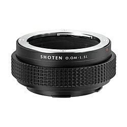 SHOTEN マウントアダプターSHOTENのマウントアダプターは、質感と耐久性に優れた金属製で、マウント部は高い精度で仕上げています。■特長●アダプター内面の艶消し塗装により、光の乱反射・内面反射を抑制●レンズ側に耐久性の高い真鍮製マウントパーツを使用■仕様・対応レンズマウント：オリンパスOM・対応カメラマウント：L (ライカ・パナソニック・シグマ)SHOTENのマウントアダプターは、質感と耐久性に優れた金属製で、マウント部は高い精度で仕上げています。
