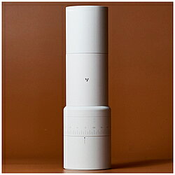 ◯この商品のポイント・エスプレッソからドリップコーヒーまで・いつでもどこでも挽けます・高性能なモーターでパワフルなグラインド・Ultraな刃・・エスプレッソからドリップコーヒーまで最大140以上のステップで、狙い通りの挽き目を実現できます。(1ステップにつき約10マイクロンずつ調整！)調整には外側のリングを回すだけ。一般的なハンドミルと違い、挽き目を調整する際に粉受けを開ける必要がない利便性も特徴。※挽き目は数字表示の”4”より大きいサイズでご利用ください。詰まりやモーター故障の原因となります。※本商品は粗挽きには対応していません。・いつでもどこでも挽けます耐衝撃性のあるEVAケースに全て収まるコンパクトな設計。持ち運びやすい持ち手もついています。・高性能なモーターでパワフルなグラインド付属のモーターを使えば、パワフルにコーヒーをグラインドします。【グラインドスピード目安】・エスプレッソ帯：0.2g/秒・フィルターコーヒー帯：0.4g/秒さらにこのモーターには下記の機能も搭載・挽き終わりを検知後、約10秒後に自動で稼働停止 ・過剰な負荷がかかった際に自動停止してモーターへのダメージを軽減※モーターが過負荷によって停止した際には、一度電源にモーターを接続してください。再度モーターが利用可能になります。※モーターの着脱向きは通常と逆になります。※グラインド終了後は、モーターと本体の接地部分が固くなっている場合があります?。・Ultraな刃通常よりも硬度の高い440ステンレスを採用。さらに刃の形状はVS3グラインダーの最上級替え刃のUltraと同形状で、均一な挽き目を実現します。・美しい仕上げBlackとシルバーはアルミニウム合金、ホワイトは合金に粉体塗装を施しています。お好きなカラーをお選びください。【材質】 本体：アルミニウム合金刃等内部パーツ：ステンレスケース：EVA【モーター規格】 80RPM ブラシモーター40W 【刃の素材】ハイニトロゲン440ステンレススチール【挽き目の幅】極細挽き、細挽き、中挽き【容量】 約30g (浅煎り豆の場合)【重さ/サイズ】・モーター装着時：約1.24kg / 高さ219mm、 直径（最大） 64mm・ハンドル装着時：約1kg / 高さ195mm、 直径（最大） 64mm、ハンドル長: 174mm【お手入れ方法】食洗機不可。乾いた布やブラシで丁寧に汚れをを落としてください。【注意事項】・お子様の手が届くところでの使用、保管はしないでください。・本来の目的(コーヒー豆を挽くこと)以外には使用しないでください。・付属の取扱説明書をよく読み、正しくご利用ください。・※重要※EVOはエスプレッソとフィルターの両方の挽き目に対応できるように作られていますが、とても浅煎りのコーヒー豆の場合、エスプレッソなど極細の挽き目の際に刃が噛み込んでしまう場合があります。（ロースト度合いと豆の種類によります）。とても浅煎りのコーヒー豆を挽くときは細心の注意を払い、豆をゆっくり投入するか、粗い挽き目に調節してください。・本製品は家庭用です。・粗挽きはできませんのでご注意ください・モーターが過負荷によって停止した際には、一度電源にモーターを接続してください。再度モーターが利用可能になります。【保証】 ・購入後1年間の製品保証(不調を感じられた際には、まず購入店へお問い合わせください)。ただし、転倒や誤用、天災、不適切な電気的環境、認められていない方法による修理、刃の損傷、その他説明書上の事項を遵守しないことにより起こった不良に関しては、製品保証を受けられません。・本製品は家庭用のため、業務利用をされた場合には、保証の対象外となります。・KiguやKiguの正規販売店以外から購入された製品についても保証の対象外となります。(フリマアプリや転売品についても保証対象外です)仕様1容量： 約30g (浅煎り豆の場合)仕様2モーター規格：80RPM ブラシモーター仕様3【挽き目の幅】 極細挽き、細挽き、中挽きいつでも簡単にハイクオリティのコーヒー体験を。Varia の技術力とデザインが詰まったポータブルハイブリッドグラインダー！