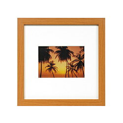 落ち着きのあるフラットなスクエア型フレームと、ワイド幅のVカット台紙が、写真をおしゃれで贅沢な印象に飾り立てます。どんなインテリアにも合わせやすいスタイリッシュでプレーンなデザインは、プレゼントにもおすすめです。〈br〉タテ・ヨコどちらの向...