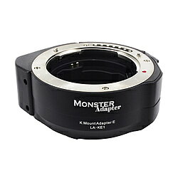 MonsterAdapter LA-KE1(ペンタックスKレンズ → ソニーE変換) 電子マウントアダプターMonsterAdapter LA-KE1は、ペンタックスKマウント(KAF以降 ※1)のレンズをソニーEマウントカメラで使用するためのオートフォーカス対応の電子マウントアダプターです。画面の広い範囲でAFを使用できるため自由度の高い撮影が可能です。また高速連写時（最高約10コマ/秒 ※2）でも、途切れることなくAF-Cで被写体を追従可能です。 ■特徴・ペンタックス Kマウント(KAF以降 ※1)のレンズでAE/AF撮影が可能・画面の広い範囲で像面位相差AFが使用可能・アダプター側面のスイッチでAF/MFの切り替えが可能　・高速連写時(最高約10コマ/秒)のAF-Cに対応 (※2)・「顔検出」「瞳AF」に対応　・ボディ内の手ブレ補正機構に対応 ・Exifデータの記録・アダプターのファームウェアアップデートが可能（Windowsのみ）※1 動作確認済みリスト (発売日公開予定)記載のレンズのみ※2 高速連写対応モデル（α9 II、α9、α7R IV、α6600など）で有効※3 動画撮影においてはオートフォーカスは使用できません。■仕様・対応レンズ：ペンタックス KAF4、KAF3、KAF2、KAF規格のレンズ・対応機種：ソニーα1、α9 II、α9、α7R IV、α7S III、α7R III、α7 III、α7C、α7R II、α7 II、α6600、α6500 、α6400、α6300、α6100 など、高性能な像面位相差AFシステム搭載のEマウントカメラ※上記以外の機種はAF撮影非対応ですが、「MFでのAE撮影」や「手ブレ補正機能」は使用可能です。■注意事項・アダプターの性能は、カメラボディやレンズとの相性に依存します。また、すべての互換レンズの取り付けや、すべての撮影機能の動作を保証するものではありません。・アダプターに強い負荷がかかるような重いレンズを使用する場合、カメラ本体とレンズの両方を支えながらご使用ください。カメラだけを持ったり、カメラストラップの使用は、マウント部の変形や破損の原因となりますのでおやめください。・アダプターの取り付け・取り外しは、カメラ本体の電源を「OFF」にしてから行ってください。・使用する機材の個体差により装着感（固い、緩い、若干のあそび等）が異なる場合があります。・CPU信号接点、レンズ信号接点は汚さないようにご注意ください。・マウントアダプターを水にぬらすと、部品がサビつくなどして故障の原因になりますのでご注意ください。・高温になる場所に置かないでください。極端に温度が高い環境では、変形するおそれがあります。・もしも使用中にフリース゛したときは、一旦電源を切ってからアダプターとレンズを取り外してください。再度アダプターとレンズを取り付け、電源を入れてご使用ください。・生産ロット等の都合により予告なくデザインが変更される場合がございます。MonsterAdapter LA-KE1は、ペンタックスKマウント(KAF以降 ※1)のレンズをソニーEマウントカメラで使用するためのオートフォーカス対応の電子マウントアダプターです。