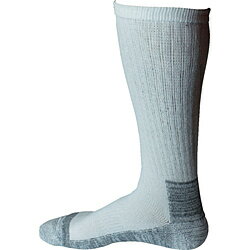 ■作業現場に適した「破れにくい」靴下です。■消耗が早いつま先や足底、かかとの部分に補強糸をプラスすることでフィット感を損なうことなく耐久性を高めました。【用途】・普段使いの靴下からハードワークまで。【仕様】・色： ホワイト×グレー・サイズ（cm）： 25.0～27.0・サイズ： 25.0～27.0cm・パック入数（足）： 2・抗菌防臭加工・足先の不快感が少ない新型ロッソ編み・補強FTY糸・先丸【材質／仕上】・綿・ポリエステル・ポリウレタン作業現場に適した「破れにくい」靴下です。