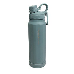 直飲みタイプ。容量740ml。軽量、コンパクト設計。スリムな設計などでバッグなどに入れて持ち運ぶ際にも邪魔になりにくい。お子さまの通学、部活だけでなく、勤務時やアウトドアなどさまざまな場面で活躍します。本体にはざらっとした粉体塗装がほどこされています。傷や汚れが付きにくいのも嬉しい。フタ部分にハンドルがついています。底には取り外せるシリコーンカバー付き。傷が付くのを防ぎます。食洗機NG。シンプルデザインで誰でも使いやすい大容量ボトル。