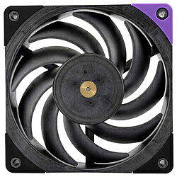 フラグシップモデル 120mm PWMファン、デュアルボールベアリングを採用した高耐久な通常回転モデル。■静圧性能を最適化したファンブレード設計■XYZ軸の3次元を補正するデュアルダイナミックバランシングモーター■ミクロンレベルで微調整したファンブレード■強度を重視した特殊形状のラインフレーム仕様■三角形の対称バックフレームデザインを採用、有効排気面積を23%増加、構造物の圧縮強度を20%向上■RoHS対応の環境配慮型プロダクト本体サイズ mm120×120×厚さ25.6mm本体重量205gファン回転数2150rpm±10%（最大）ノイズ28.1dBA（最大）風量風量：69 CFM（最大）静圧：2.87mmH2O（最大）付属品取付ネジ、防振ゴム、分岐ケーブル仕様1［接続］PWM 4ピン［ケーブル長］ファンケーブル部分 50cm［定格電流］0.16A［リブ］あり［ベアリング］Dual Ball Bearingフラグシップモデル 120mm PWMファン、デュアルボールベアリングを採用した高耐久な通常回転モデル。